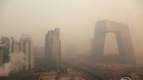 这一年的1月,4次雾霾过程笼罩30个省(区,市),在北京,仅有5天不是雾霾