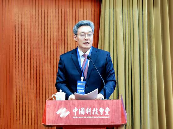 副理事长兼秘书长 杨占峰作报告